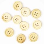 Holzknopf rund mit Rand 20mm Natur lackiert 4-Loch