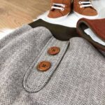 Holzknopf rund mit Rand - 24 mm - Walnussbraun lackiert - 4 Loch