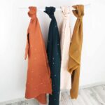 Musselin - Stickerei Goldpunkte