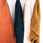 Musselin - Stickerei Goldpunkte