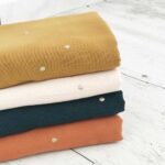 Musselin - Stickerei Goldpunkte