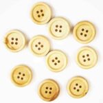 Holzknopf rund mit Rand - 20 mm - Dunkles Natur lackiert - 4 Loch