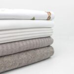 Single Jersey – Warmweiß mit 2 mm beigen Streifen