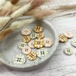 Kunststoffknopf rund – Streifen – 4-Loch