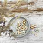 Kunststoffknopf rund – Streifen – 4-Loch