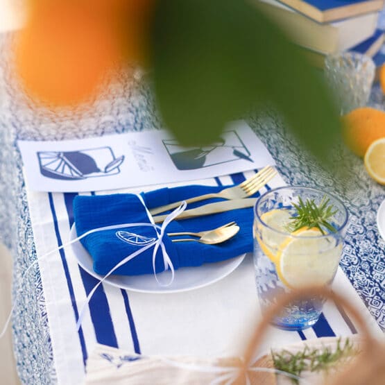 DIY Stoffe Inspiration - gedeckter Tisch - Blau Weiß - Plott Mediterran - Satinband