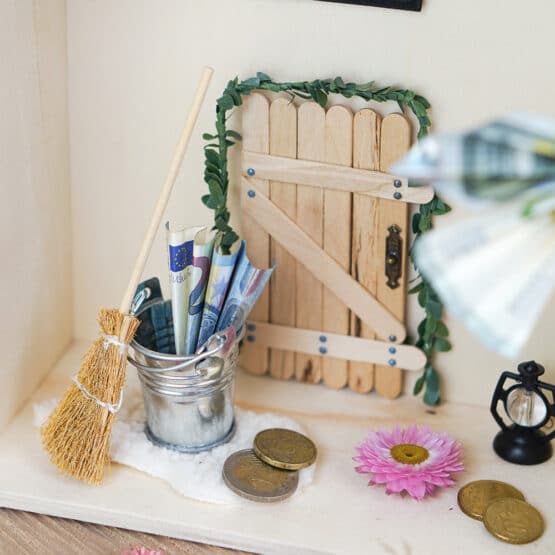 DIY Stoffe Inspiration - Wichtel - Miniatur -Scharnier - Buchsgirlande - Eimer - Besen