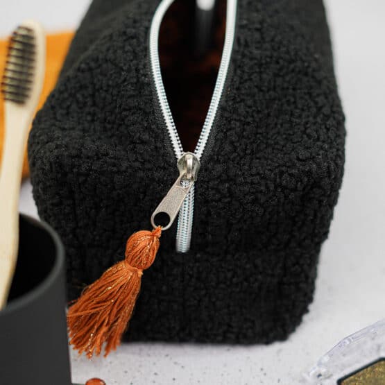 DIY Stoffe Inspiration - Kulturbeutel – Paket – Bouclé Schwarz