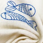 Musselin – Gestickte Blaue Fische – Natur