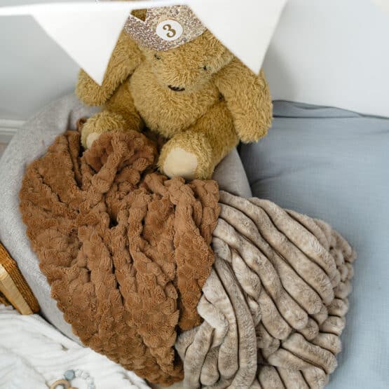 DIY Stoffe Inspiration - Geburtstagskrone - Pailletten Gold - Waben Kuschelfleece - Kunstfell Streifen