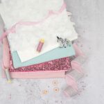 DIY Stoffe Mix - Gummiband - Garn - Knopf - Pomponborte - Band