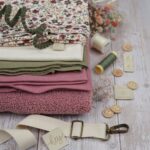DIY Stoffe Mix - Pomponborte - Gurtband - Label - Garn - Knopf