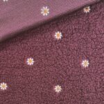 Bouclé Teddyfleece – Kleine gestickte Blumen – Helles Smoky Holunderbeere