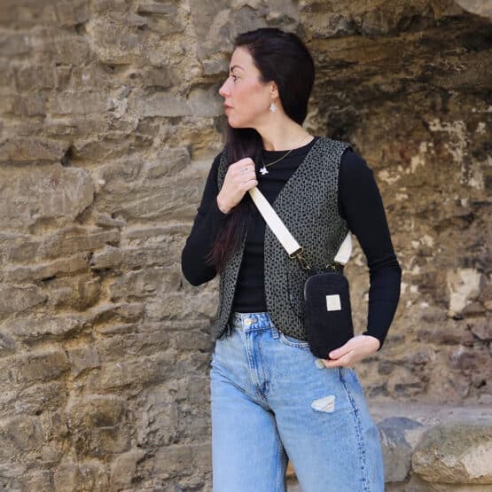 DIY Stoffe Outfit - Weste Winalea - Breitcord Dots - Handytasche