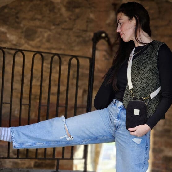 DIY Stoffe Outfit - Weste Winalea - Breitcord Dots - Handytasche