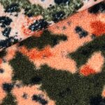 Bouclè Teddyfleece – Abstrakt – Deep Olive/Koralle