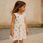 Musselin Gestickte Blumen Mock Up - KI