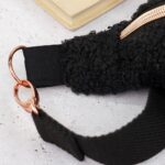 DIY Stoffe Inspiration - Cutline Crossbag - Bouclé Schwarz