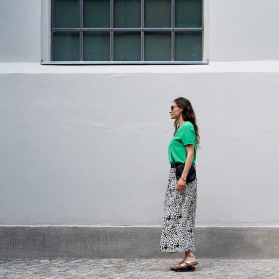 DIY Stoffe Outfit: Shirt - Rock Rouzlie - Emerald - Viskose Animal - Kleine Tasche – Paket – Lederoptik Schwarz