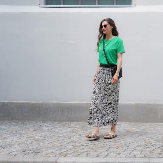 DIY Stoffe Outfit: Shirt - Rock Rouzlie - Emerald - Viskose Animal - Kleine Tasche – Paket – Lederoptik Schwarz