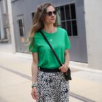 DIY Stoffe Outfit: Shirt - Rock Rouzlie - Emerald - Viskose Animal - Kleine Tasche – Paket – Lederoptik Schwarz