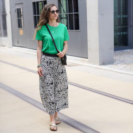 DIY Stoffe Outfit: Shirt - Rock Rouzlie - Emerald - Viskose Animal - Kleine Tasche – Paket – Lederoptik Schwarz