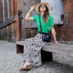 DIY Stoffe Outfit: Shirt - Rock Rouzlie - Emerald - Viskose Animal - Kleine Tasche – Paket – Lederoptik Schwarz
