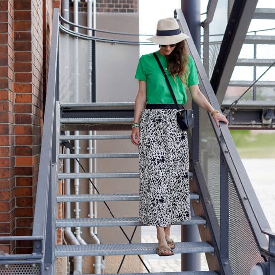 DIY Stoffe Outfit: Shirt - Rock Rouzlie - Emerald - Viskose Animal - Kleine Tasche – Paket – Lederoptik Schwarz