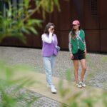 DIY Stoffe Outfit - Weste Winalea - Bouclé Lavendel - Emerald - Cutline Crossbag