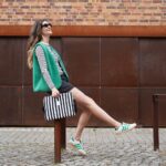 DIY Stoffe Outfit - Weste Winalea - Bouclé Emerald - Tablettasche Schwarz Weiß