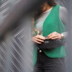 DIY Stoffe Outfit - Weste Winalea - Bouclé Emerald - Crossbag Schwarz