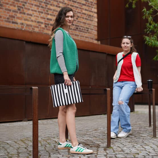 DIY Stoffe Outfit - Weste Winalea - French Terry - Tablettasche Schwarz Weiß - Emerald