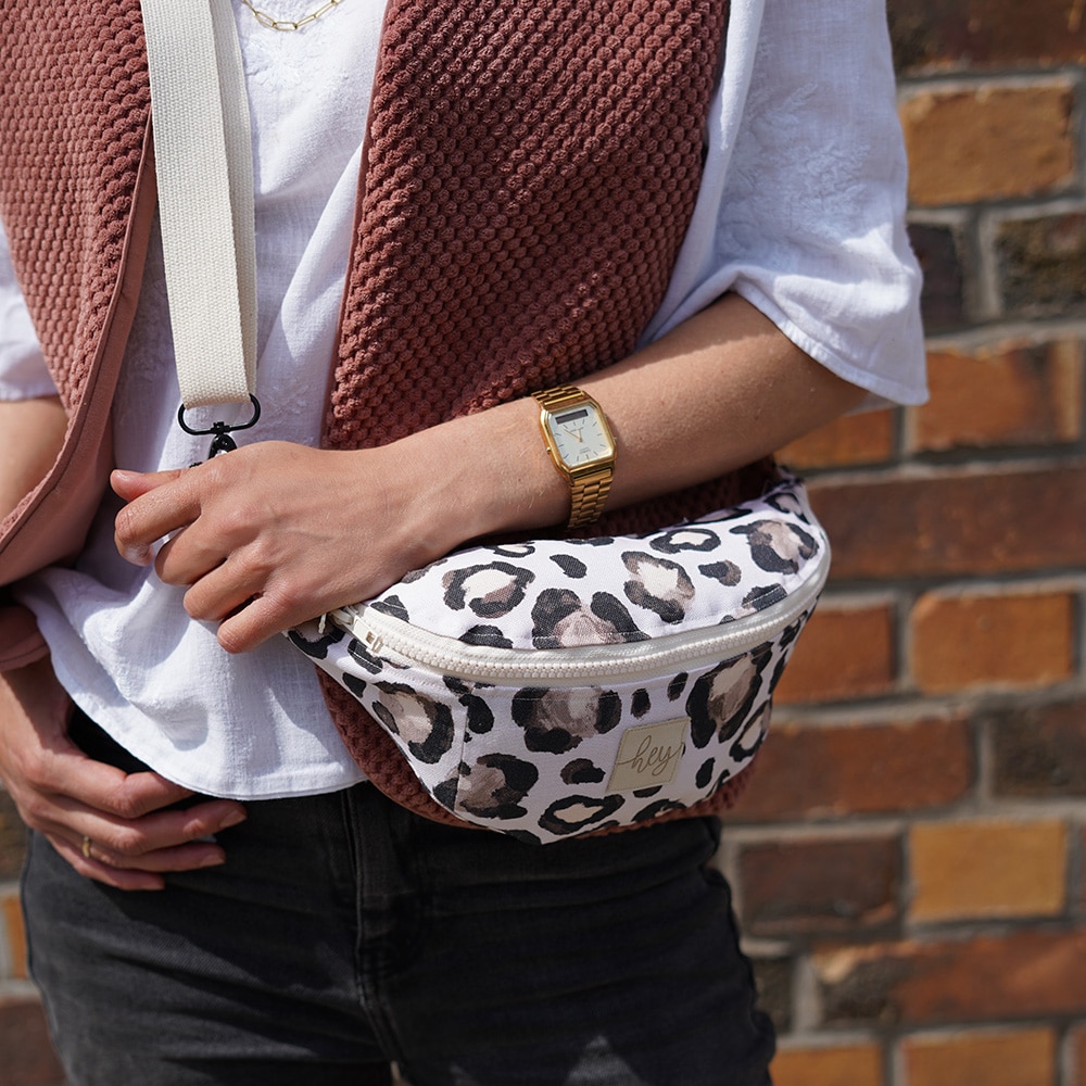 DIY Stoffe Outfit - Weste Winalea - Velvet Soft Blush - Cutline Crossbag Leo Dots Aquarell