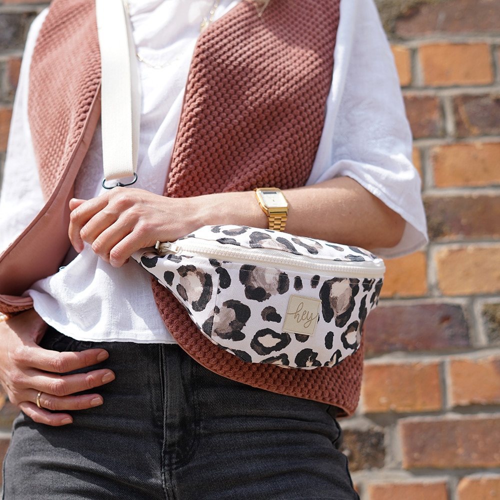 DIY Stoffe Outfit - Weste Winalea - Velvet Soft Blush - Cutline Crossbag Leo Dots Aquarell