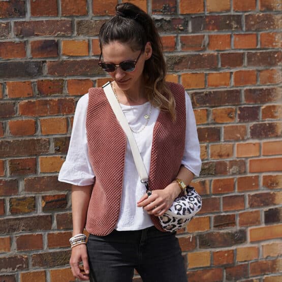 DIY Stoffe Outfit - Weste Winalea - Velvet Soft Blush - Cutline Crossbag Leo Dots Aquarell