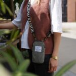DIY Stoffe Outfit - Weste Winalea - Velvet Soft Blush - Handytasche Olivgrün