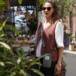 DIY Stoffe Outfit - Weste Winalea - Velvet Soft Blush - Handytasche Olivgrün