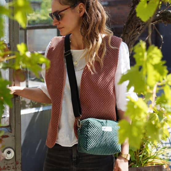 DIY Stoffe Outfit - Weste Winalea - Velvet Soft Blush - Kleine Tasche Pinie