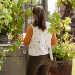 DIY Stoffe Outfit - Weste Winalea - Musselin Gestickte Blumen - Handytasche Natur
