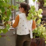 DIY Stoffe Outfit - Weste Winalea - Musselin Gestickte Blumen - Handytasche Natur