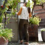 DIY Stoffe Outfit - Weste Winalea - Musselin Gestickte Blumen - Handytasche Natur