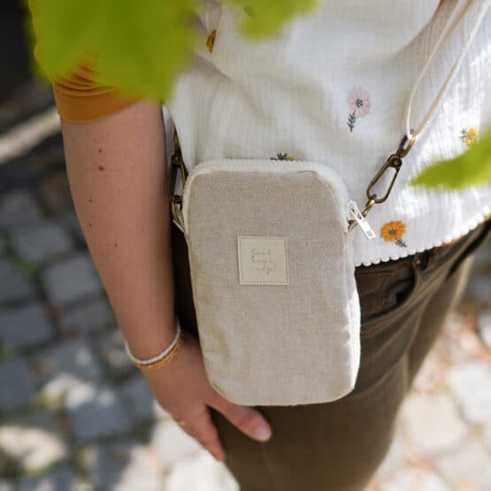 Diy Stoffe Outfit 567a Weste Winalea Musselin Gestickte Blumen Handytasche Natur