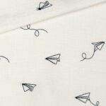 Musselin – gestickte Papierflieger – Natur Sprenkel