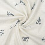 Musselin – gestickte Papierflieger – Natur Sprenkel