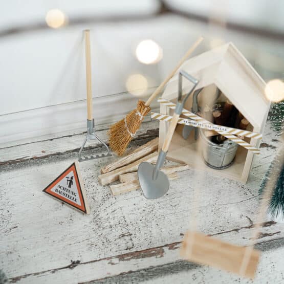 DIY Wichtelwelt - Holzhaus Klein - Werkzeug - Besen - Zaun - Eimer