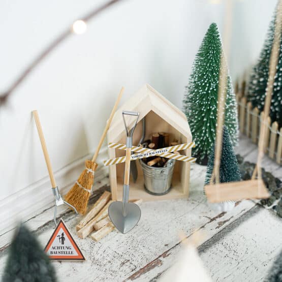 DIY Wichtelwelt - Holzhaus Klein - Werkzeug - Besen - Zaun - Eimer