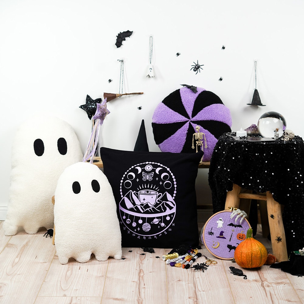 DIY Stoffe Inspiration - Kissen - Wichtel Stickset Halloween - Geist - Bonbon - Pailletten - Plott