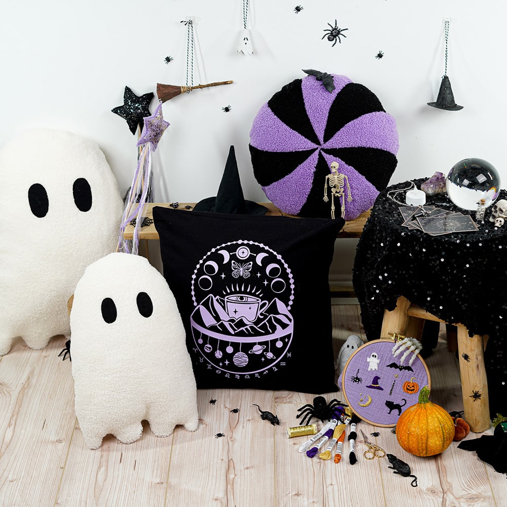 DIY Stoffe Inspiration - Kissen - Wichtel - Stickset Halloween - Geist - Bonbon - Pailletten - Plott