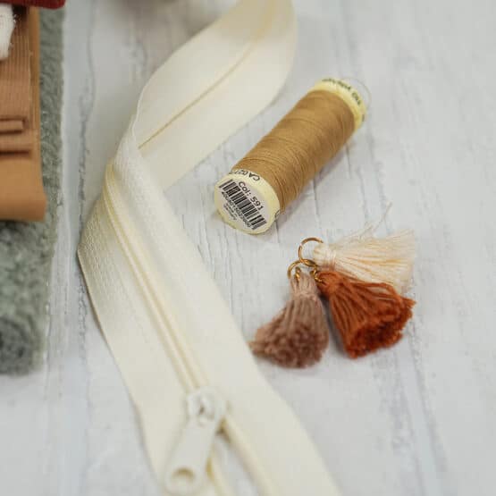 DIY Stoffmix - Reißverschluss - Sticktwist - Garn