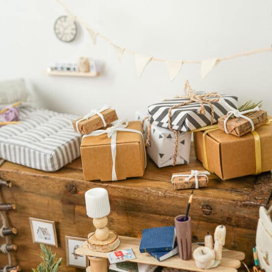 DIY Wichtelwelt - Kartons - Holzperle - Postkarte - Matratze